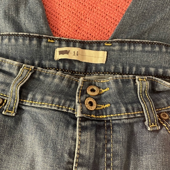 Woman’s Levis Capris - Picture 5 of 5